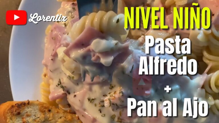 nino cocinando pasta alfredo en casa