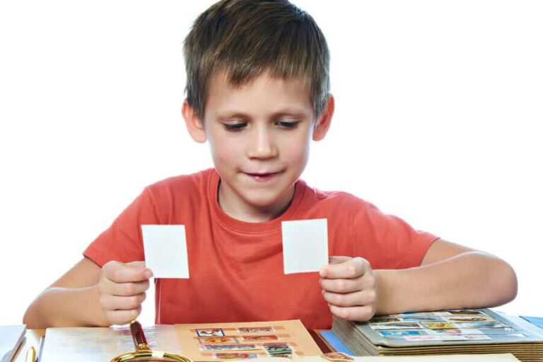 nino coleccionando cromos en linea