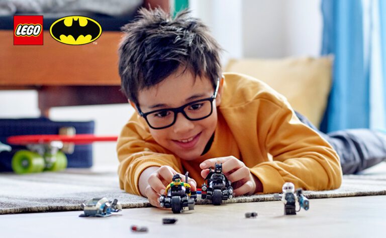 Dónde puedo encontrar información sobre Lego Batman: The Videogame 13 nino jugando con lego batman