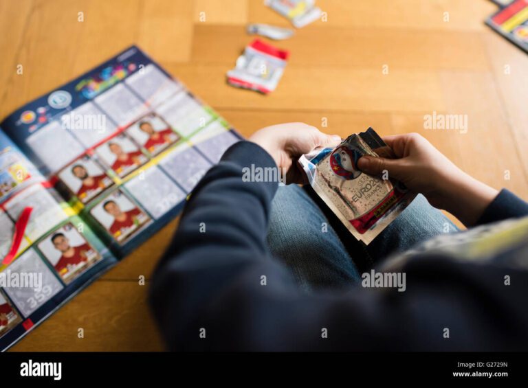 nino pegando stickers en un album