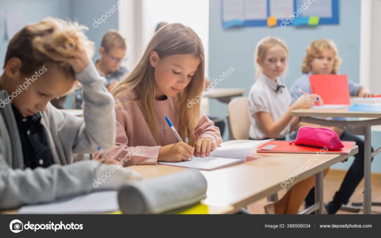 ninos aprendiendo en un aula brillante