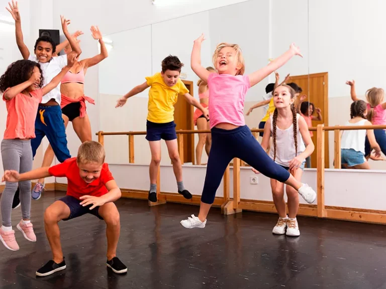 ninos disfrutando de musica y baile