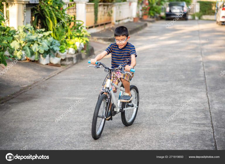 ninos en bicicletas en un pueblo pequeno