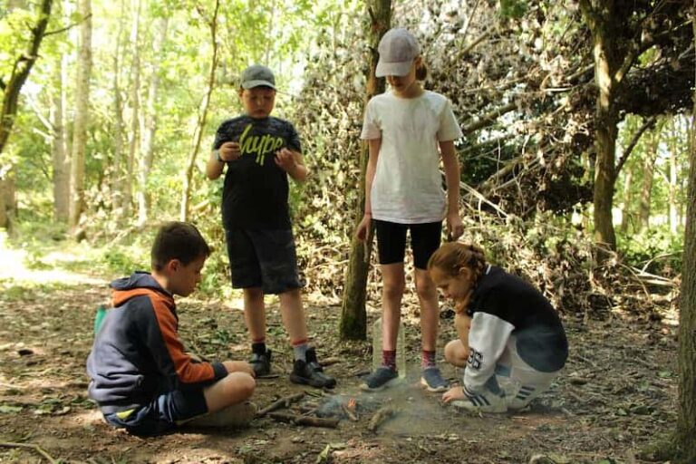 ninos explorando la naturaleza con entusiasmo