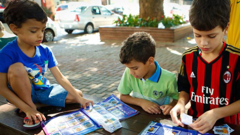 ninos intercambiando estampas de album