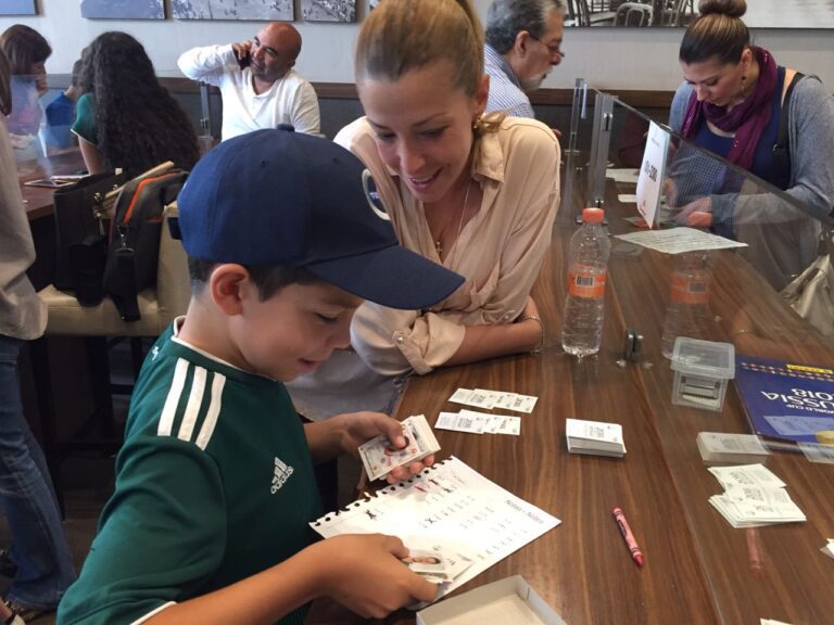 ninos intercambiando estampillas de album panini