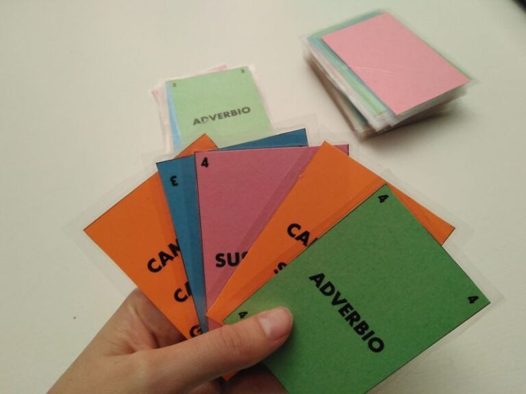 ninos jugando con tarjetas de gramatica