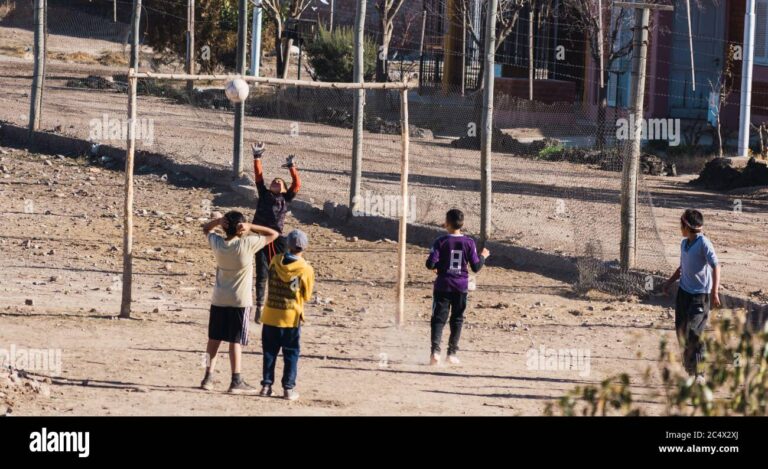 ninos jugando futbol en un parque argentino