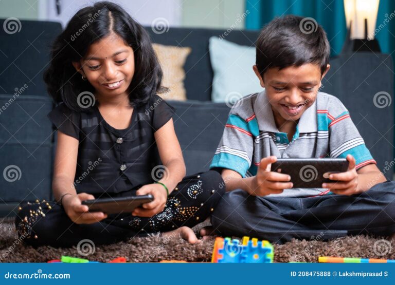ninos jugando videojuegos en casa