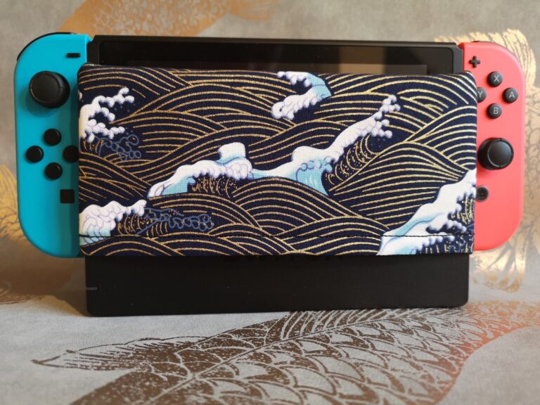 nintendo switch mini dock en un salon acogedor