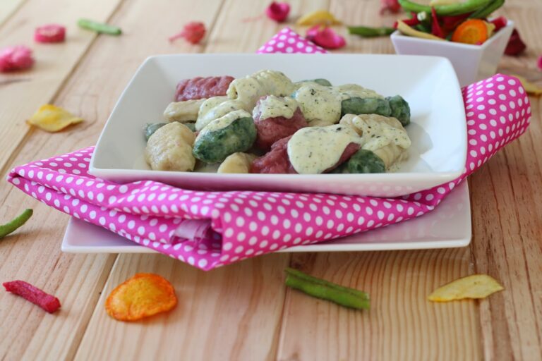 noquis caseros con diferentes salsas coloridas