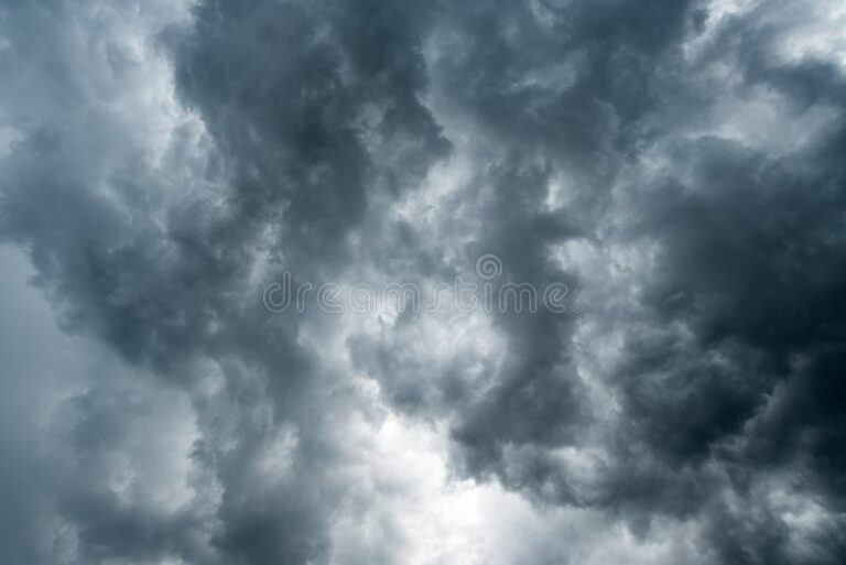 nubes oscuras y luz brillante al fondo