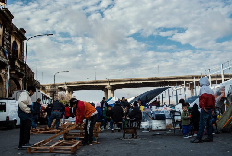 obreros trabajando en el barrio la boca