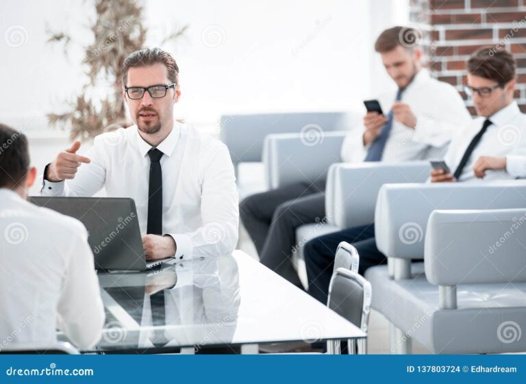 oficina bancaria con empleados trabajando