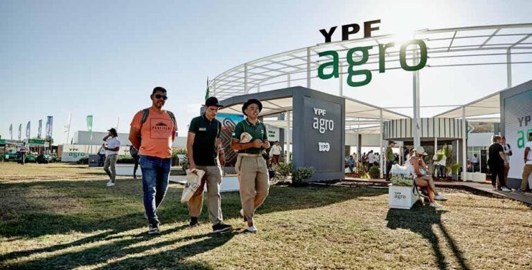 oficina de ypf con personas entregando cv