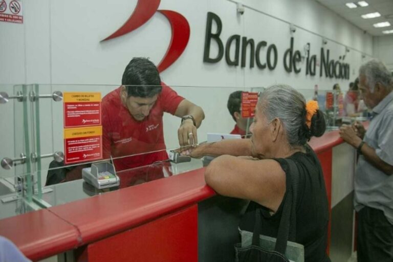 oficina del banco nacion con clientes