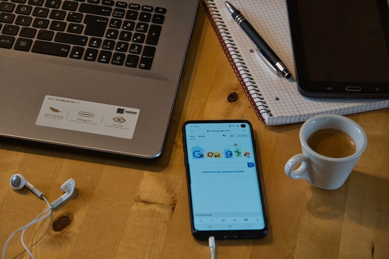 oficina en casa con laptop y cafe