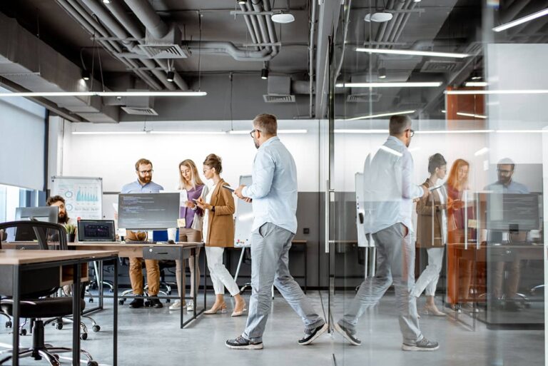 oficina moderna con personas trabajando