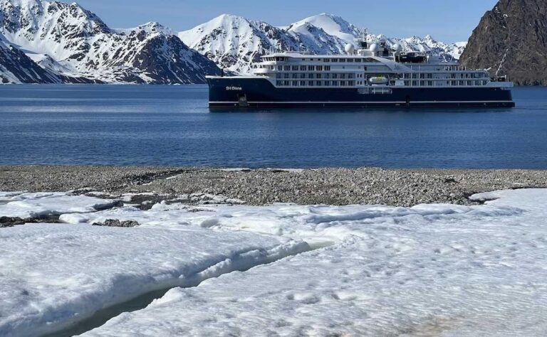 ovni sobre un paisaje nevado en alaska