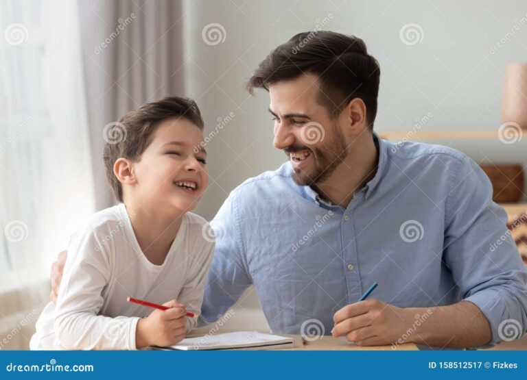 padre e hijo riendo juntos