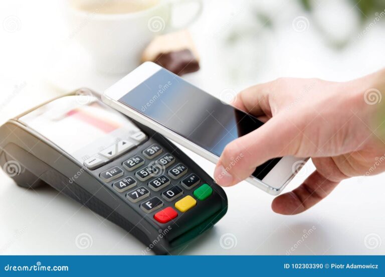 pago con telefono movil en un cafe