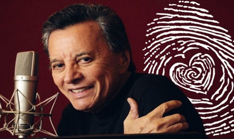 palito ortega riendo en un escenario