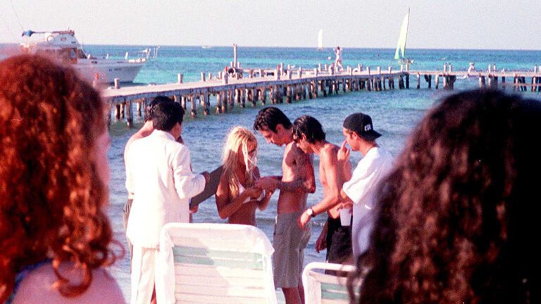 Cuál es la historia de amor y escándalo entre Pamela Anderson y Tommy Lee 16 pamela anderson y tommy lee juntos en la playa