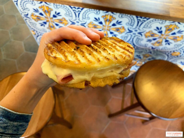 panini crujiente con refresco en mesa