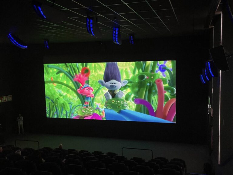 pantalla de cine con una proyeccion de pelicula