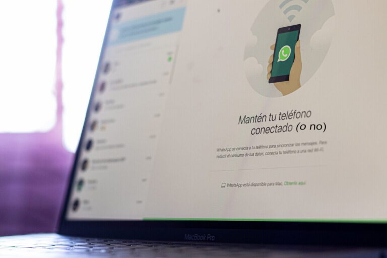 pantalla de ordenador con whatsapp abierto