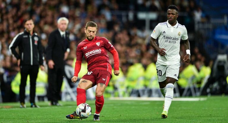 papu gomez en accion durante un partido