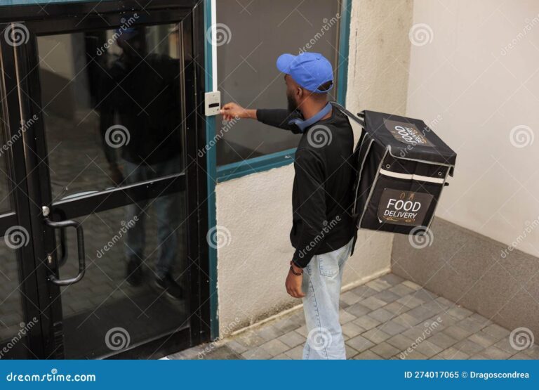 paquete en espera en una puerta de casa