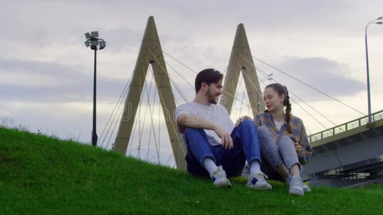 pareja apasionada en un entorno urbano