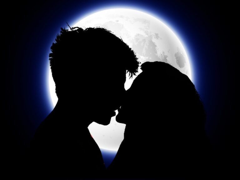 pareja besandose bajo la luna