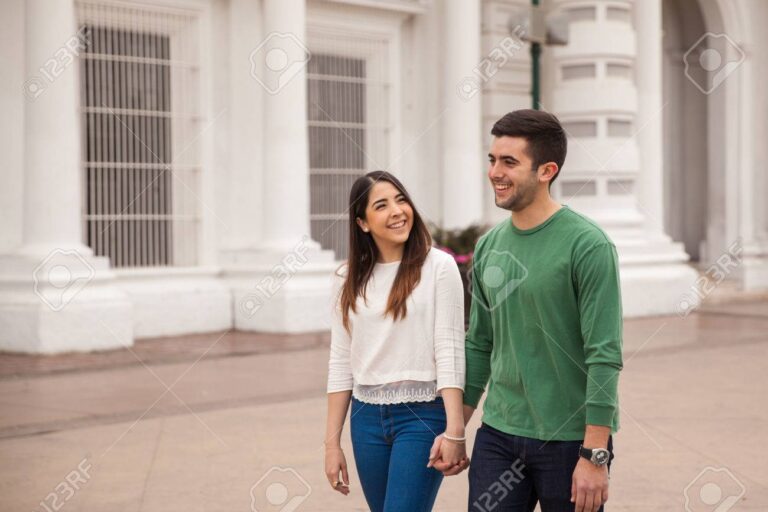 pareja caminando juntos en una ciudad