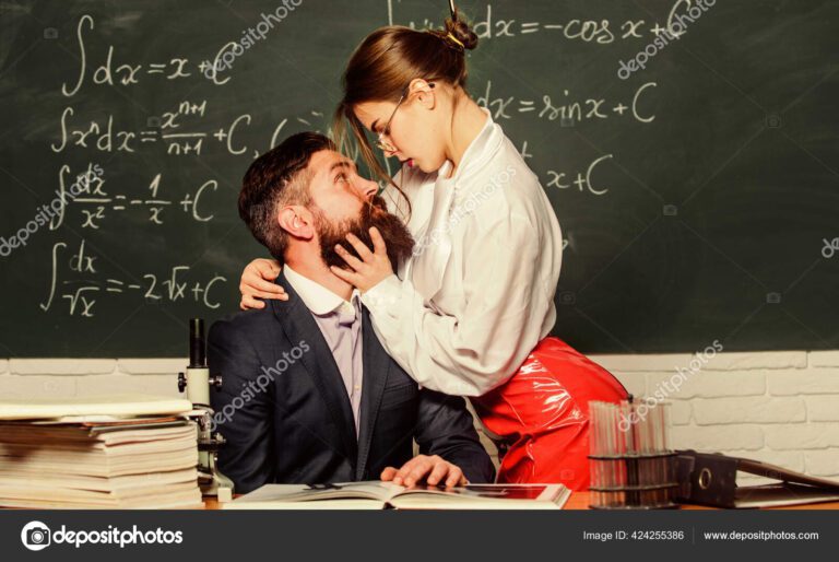 De qué trata Kaguya-sama: Love Is War y cuáles son sus personajes principales 17 pareja de estudiantes en un aula romantica