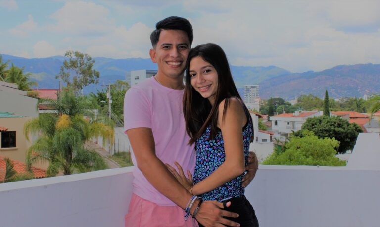 pareja de jovenes influyentes en redes sociales