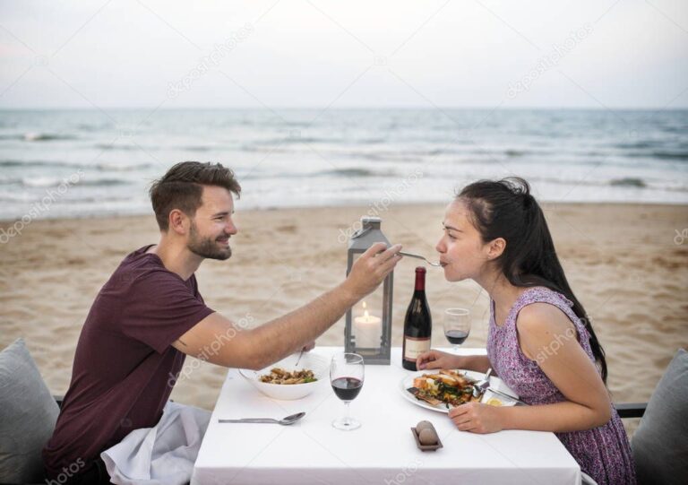 pareja disfrutando de una cena romantica