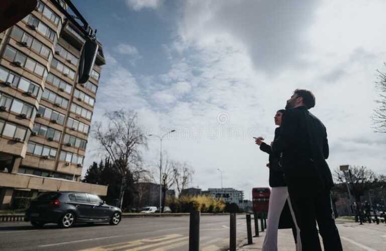 pareja elegante en un entorno moderno