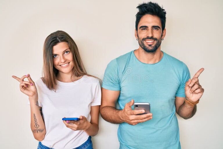 pareja feliz con smartphones en mano