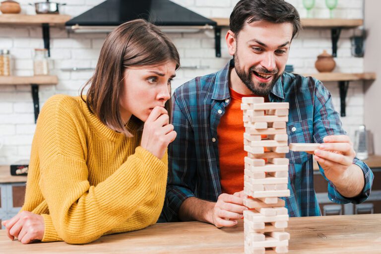 pareja jugando juegos de mesa en casa
