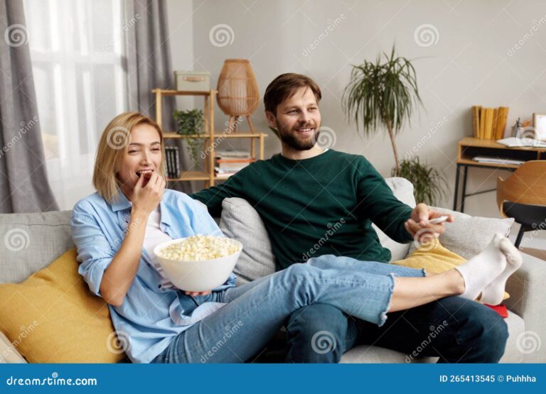 Por qué "You're the Worst" es considerada una de las mejores comedias 7 pareja riendo en un sofa acogedor