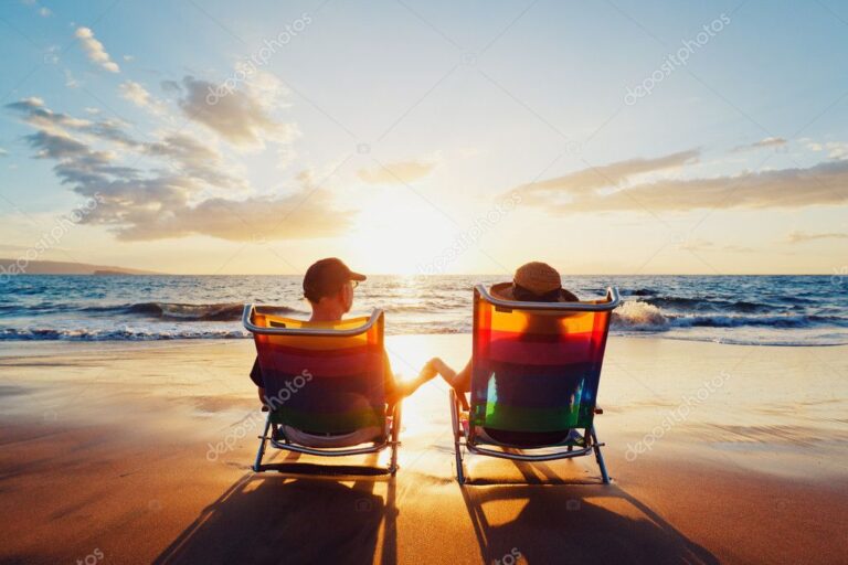 pareja romantica disfrutando de un atardecer
