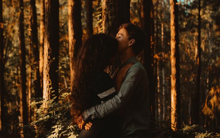 pareja romantica en un entorno seductor