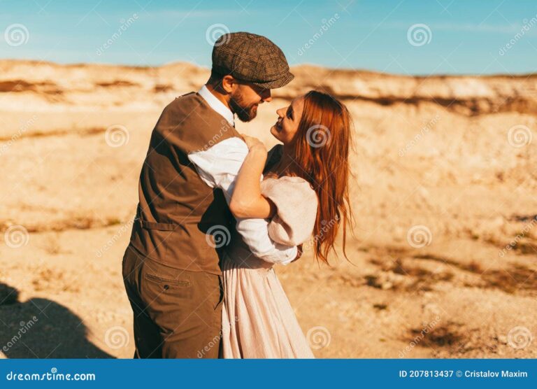 pareja sonriente en un hermoso paisaje