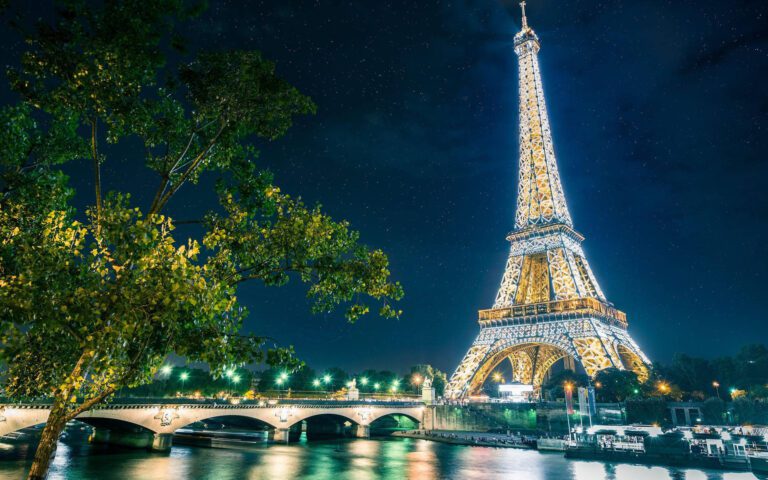 paris bajo un cielo estrellado y romantico