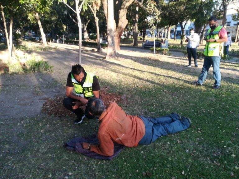 parque urbano con personas en situacion de calle