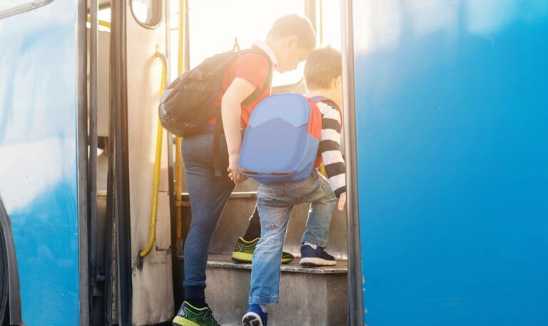 pasajeros subiendo equipaje en colectivo