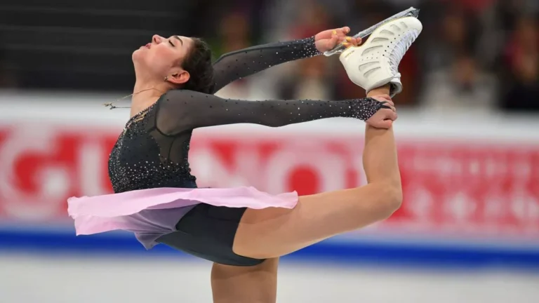 patinadores en una competencia artistica emocionante