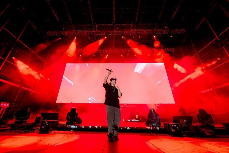 paulo londra celebrando en un escenario